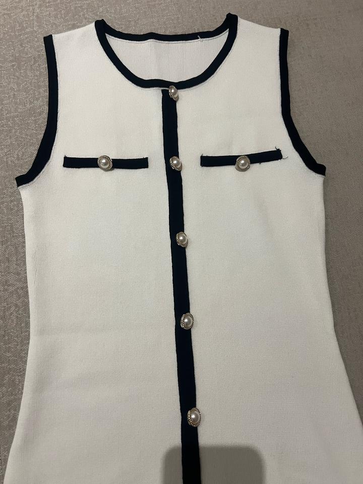 Платье в черном цвете и в молочном