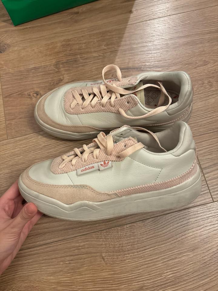 Бежевые кроссовки adidas