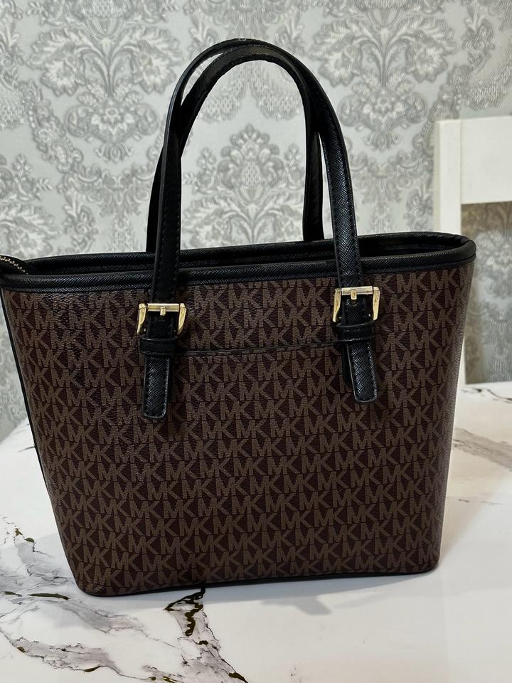 Сумка-тоут (шоппер) Michael Kors 🧡с круглым брелоком, ручками и молнией сверху.