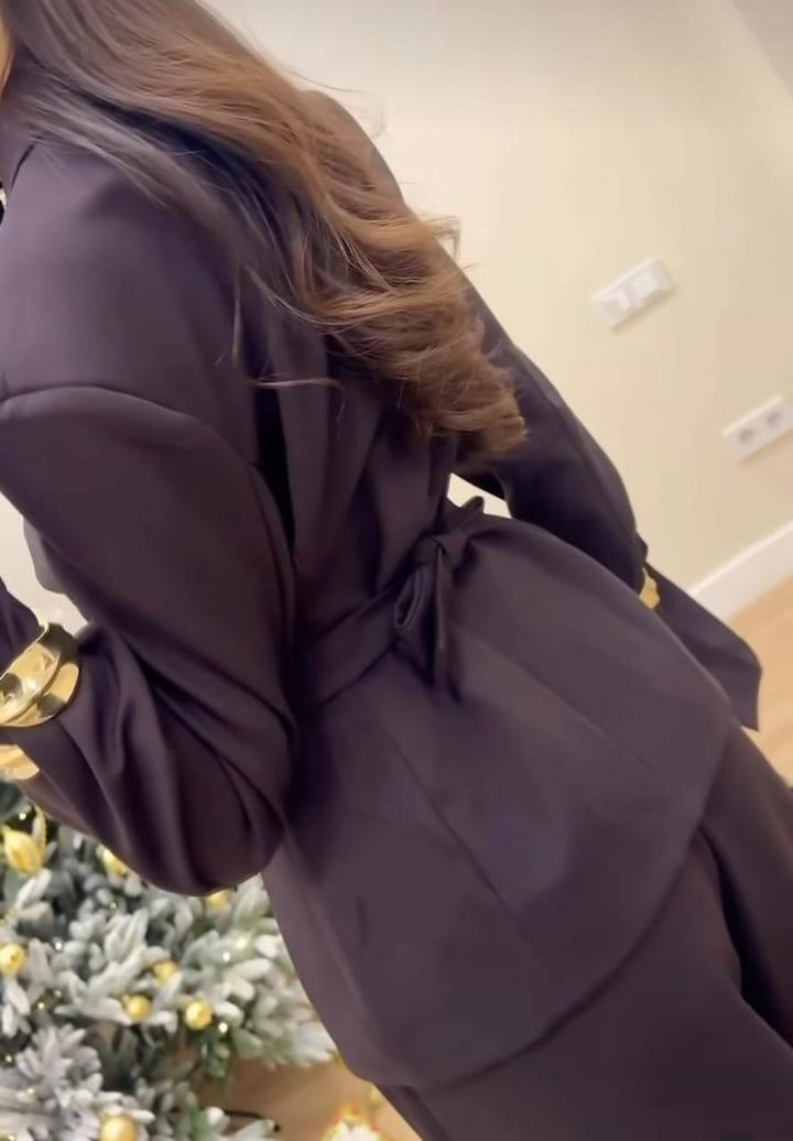 коричневый костюм