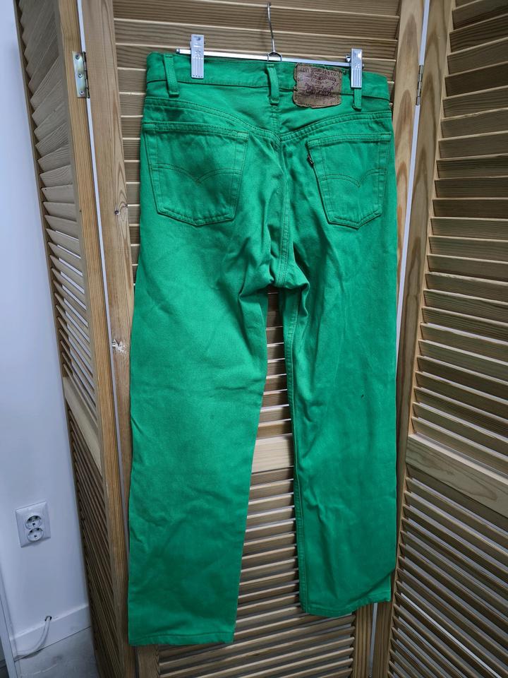 Ярко зеленые джинсы Levi's