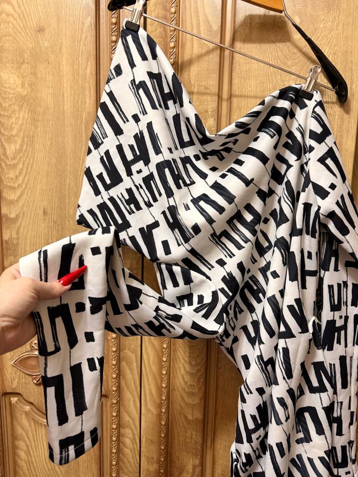 Платье с акцентным oversized-воротником • необычный крой • выглядит очень стильн