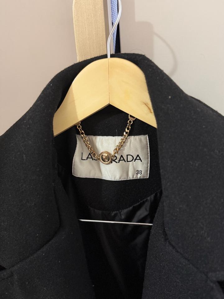 Черная куртка Lasagrada