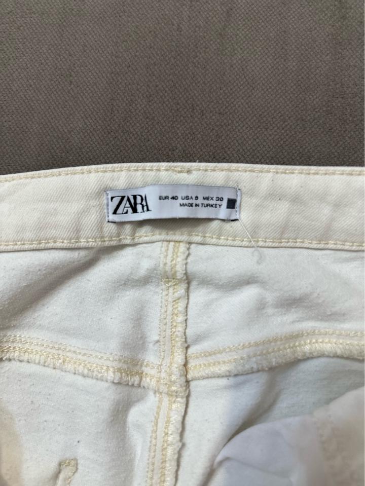 Джинсы Zara кремового цвета