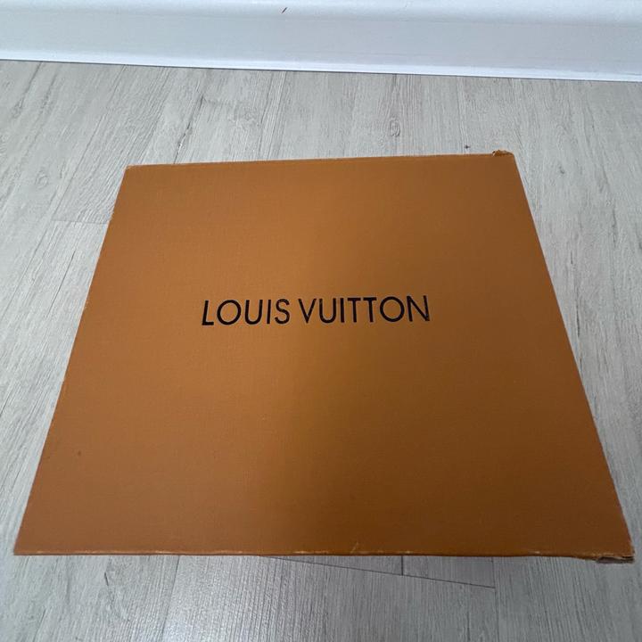 ✨ Louis Vuitton ✨Элегантная сумка Louis Vuitton в роскошном бордовом цвете.