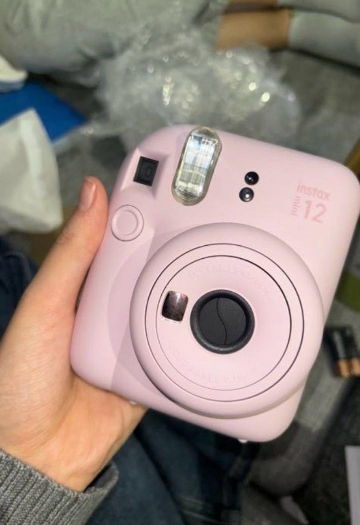 Fujifilm Instax Mini 12 в нежно-розовом цвете