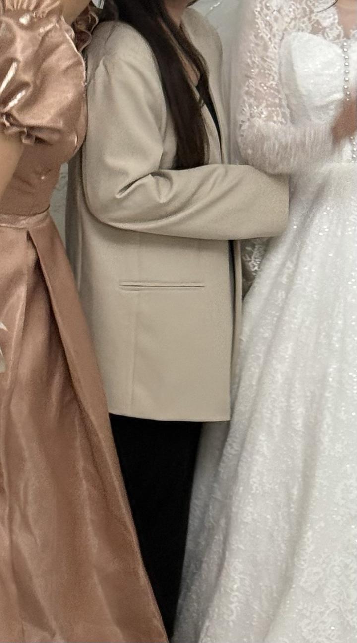 Стильный бежевый пиджак.