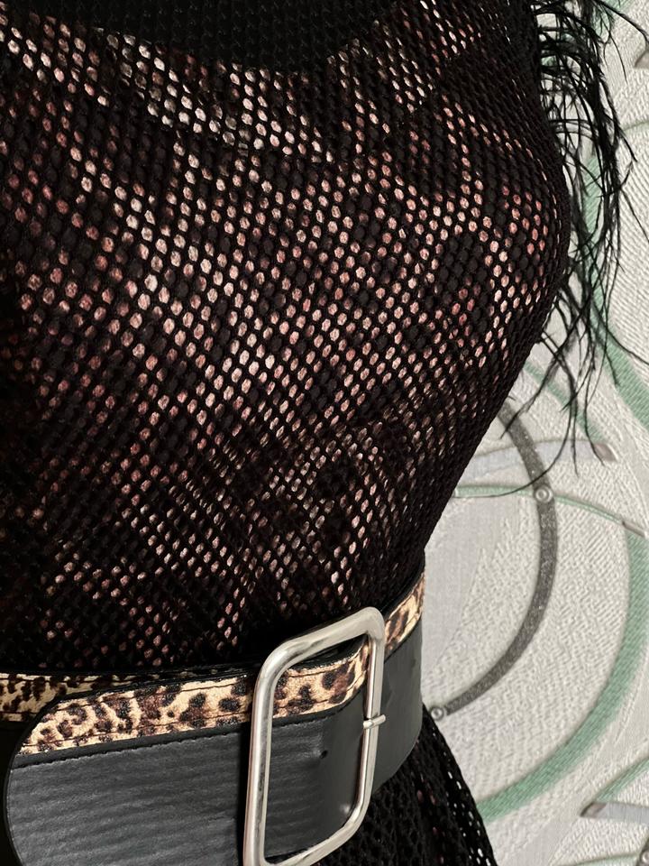 Тигровое платье с черной накидкой с перьями