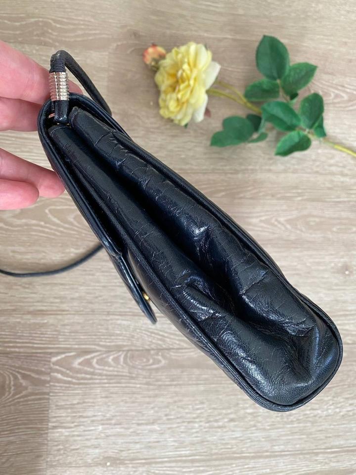 Сумка Stuart WeitzmanМасляная кожа, внутри тоже кожа. Размер 27*19*6 см.