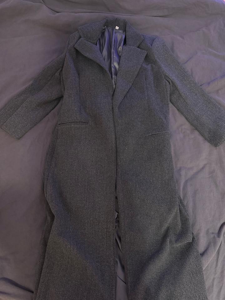 серое пальто с шарфом