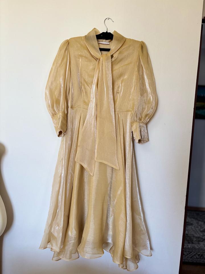 Золотистое платье