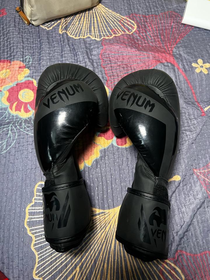 Боксерские перчатки VENUM