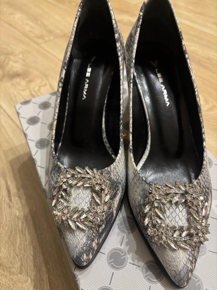 Элегантные кожаные туфли со змеиным принтом — эффектный вариант на выход