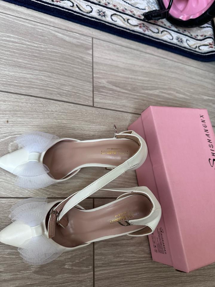 Белый туфли