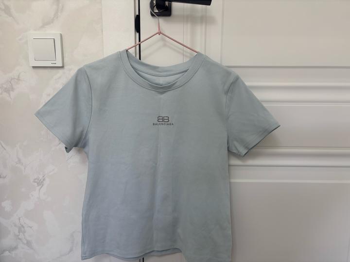 Голубая футболка