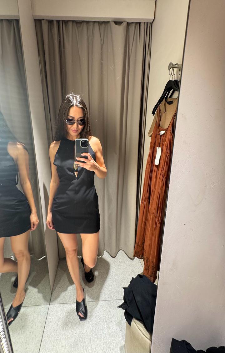 Черное мини-платье от бренда Zara