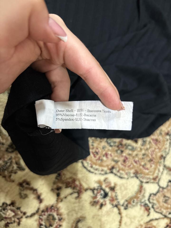 Черная футболка от Deloras