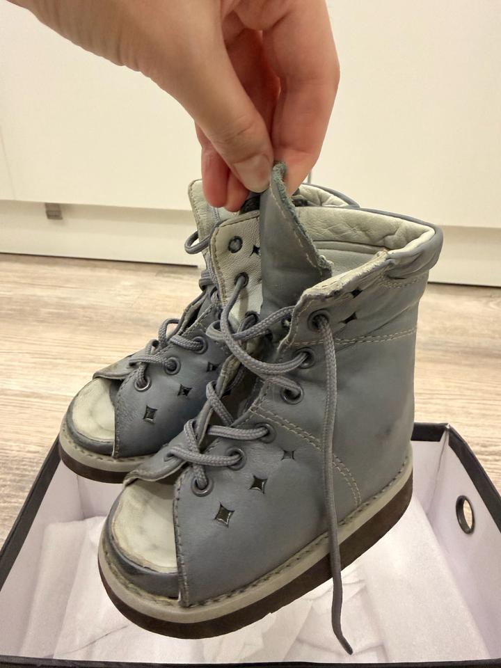 Серое ботинки из натуральной кожи.