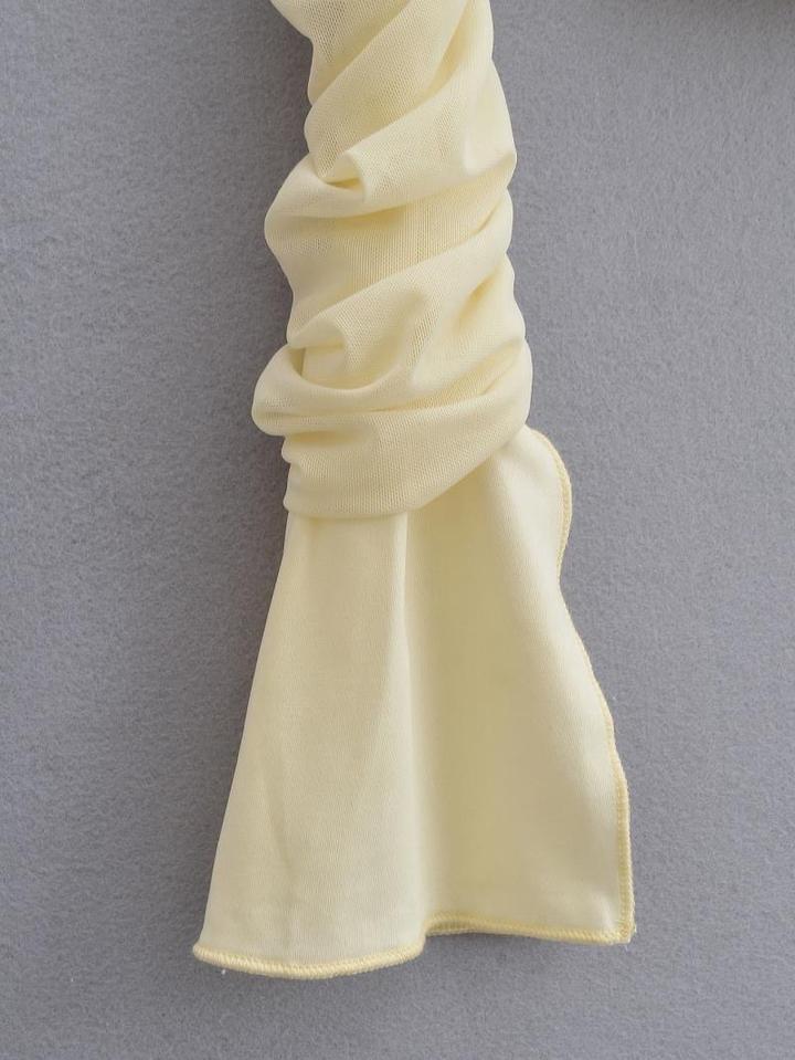 Лонгслив с драпировкой, удлиненными рукавами, открытыми плечами, нежно-желтый