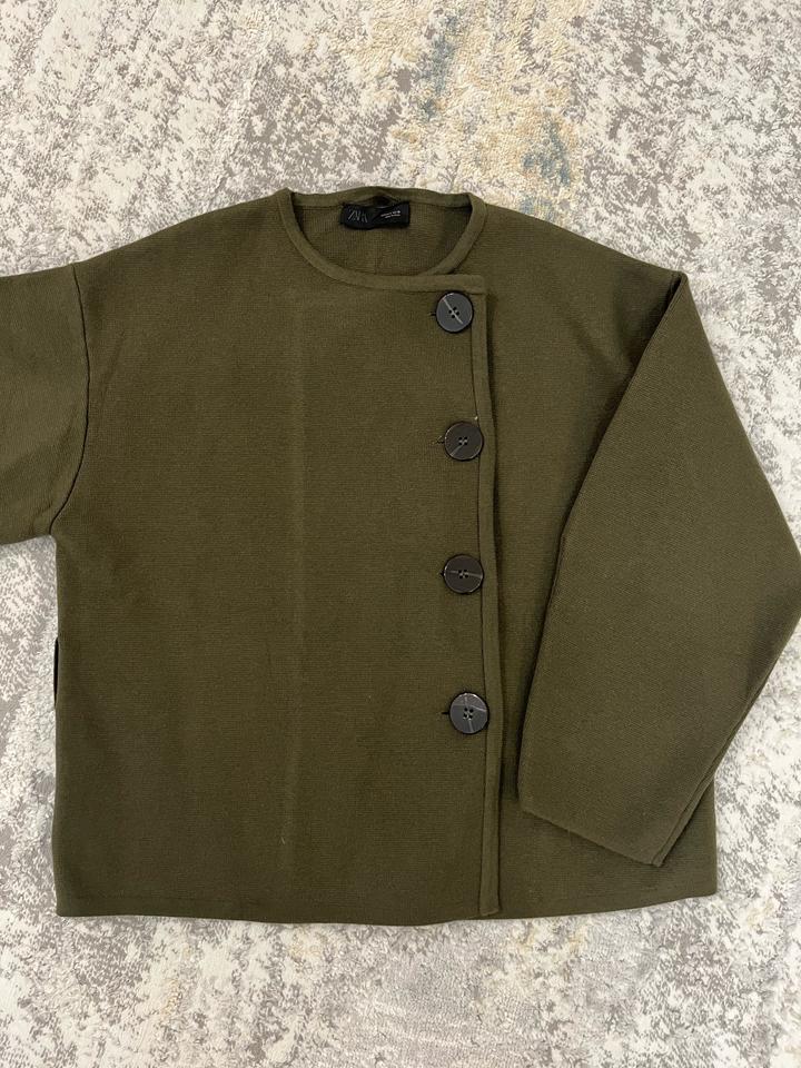 Женский кардиган от ZARA.