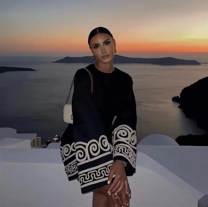 Черное платье с цветочным принтом