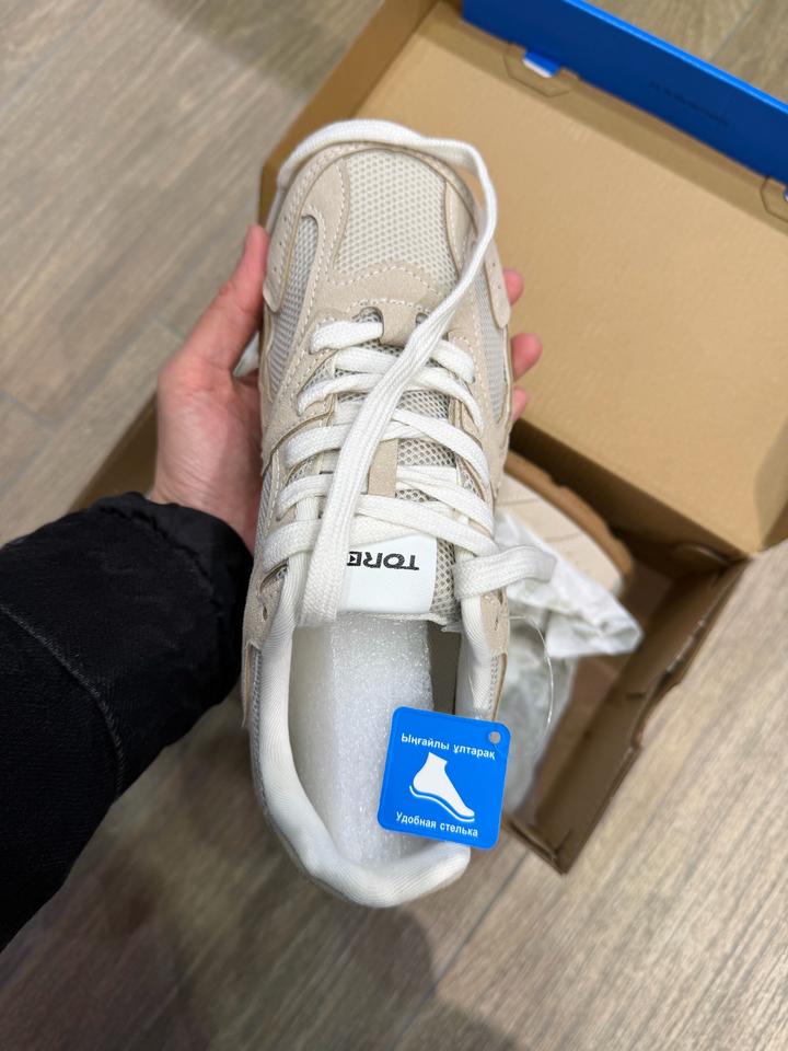 Женские кроссовки