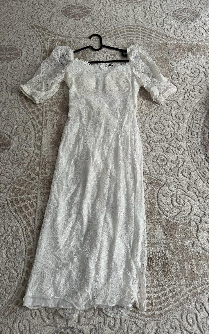 Белое кружевное платье