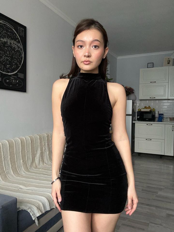 Черное платье вельветовое BERSHKA