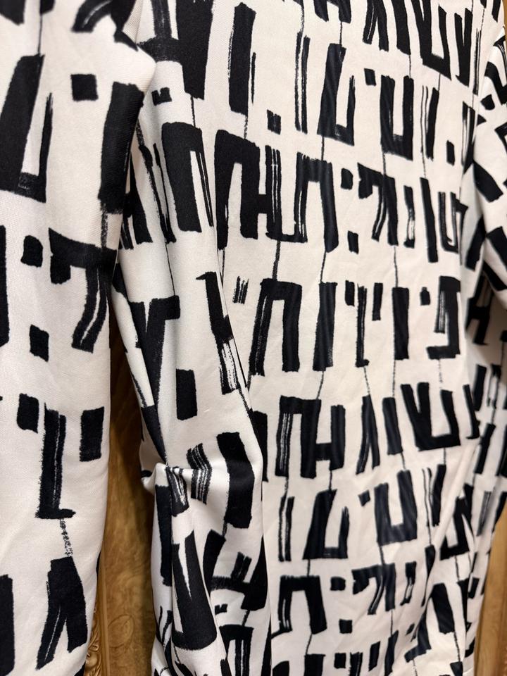 Платье с акцентным oversized-воротником • необычный крой • выглядит очень стильн