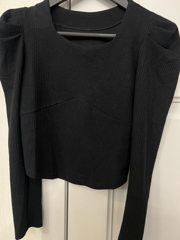 Черная кофточка с акцентом на плечи