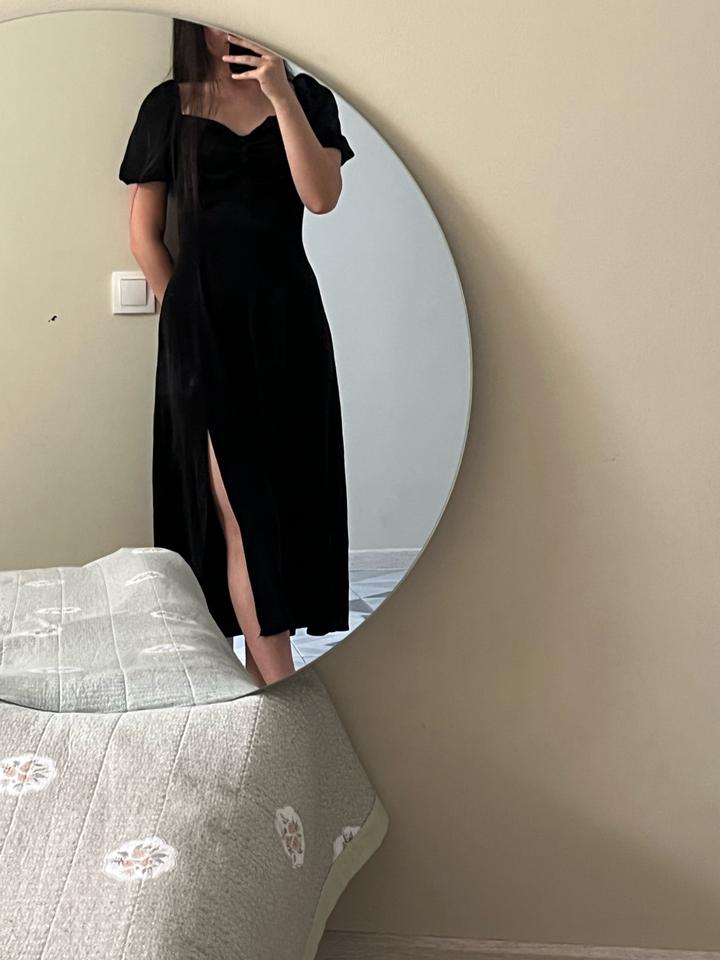 Черное платье с разрезом