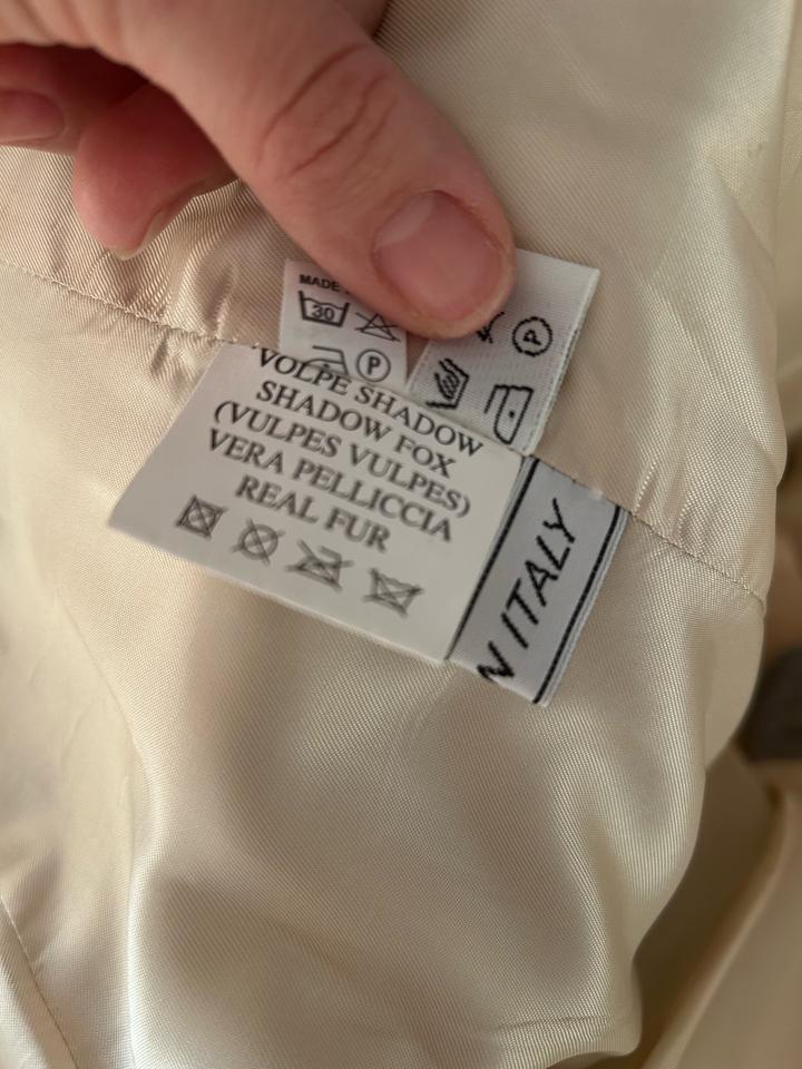 Пальто бежевое с меховым воротником