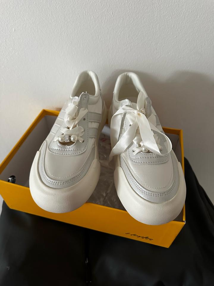 Белые кроссовки