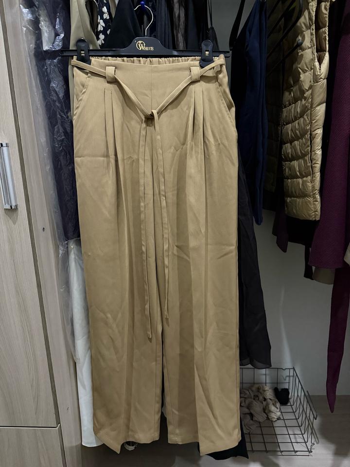 Бежевые брюки с поясом