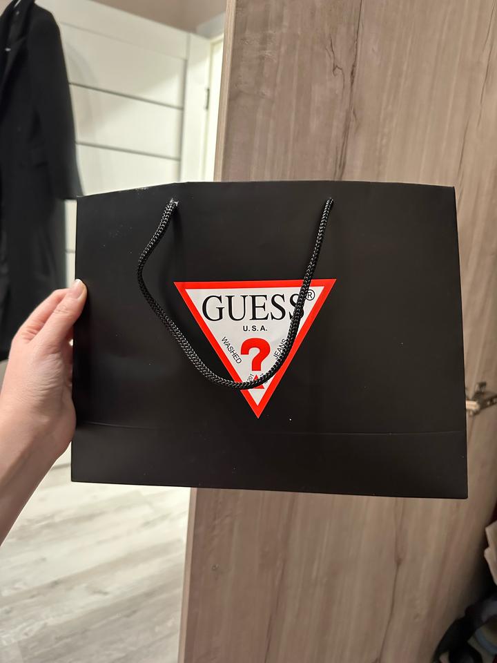 Оригинальная и новая сумка Guess