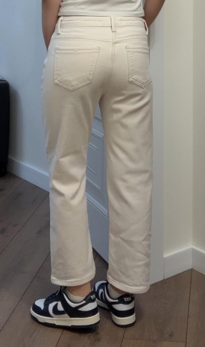 бежевые джинсы