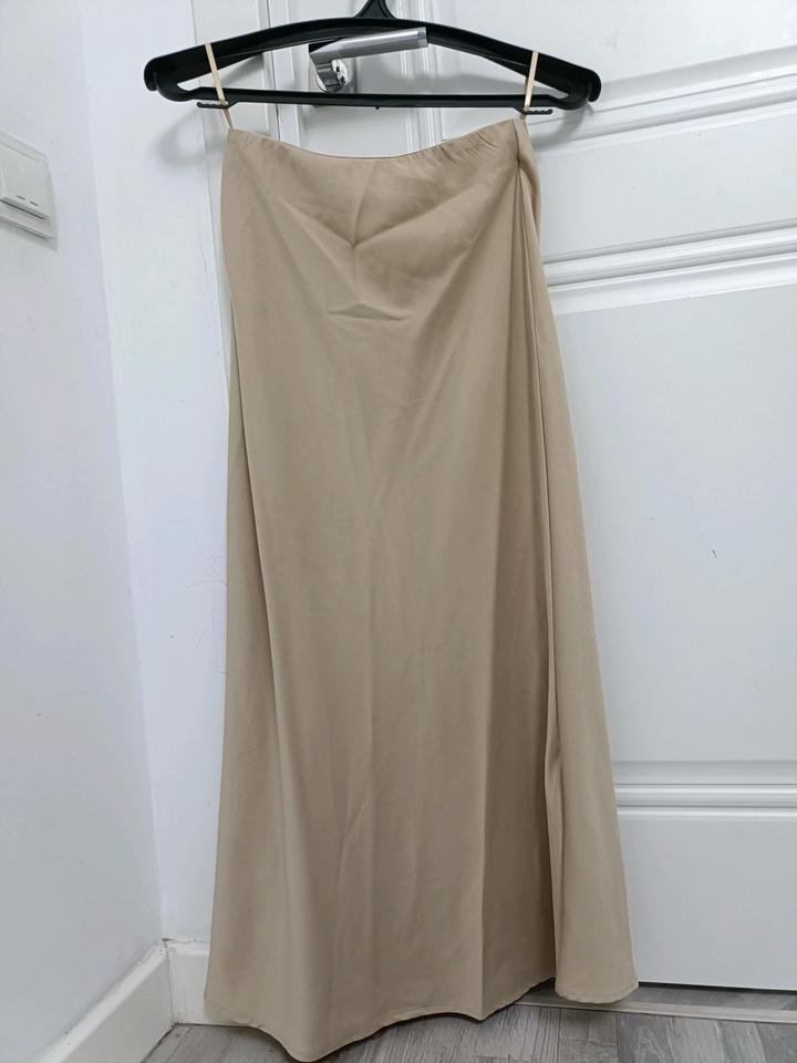 Бежевая атласная макси юбка