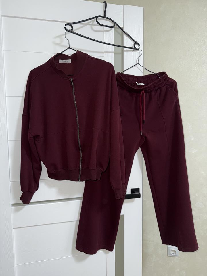 Костюм бордовый