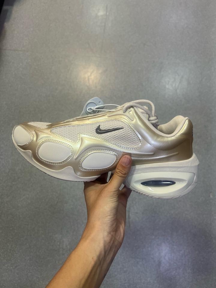 Женские кроссовки Nike