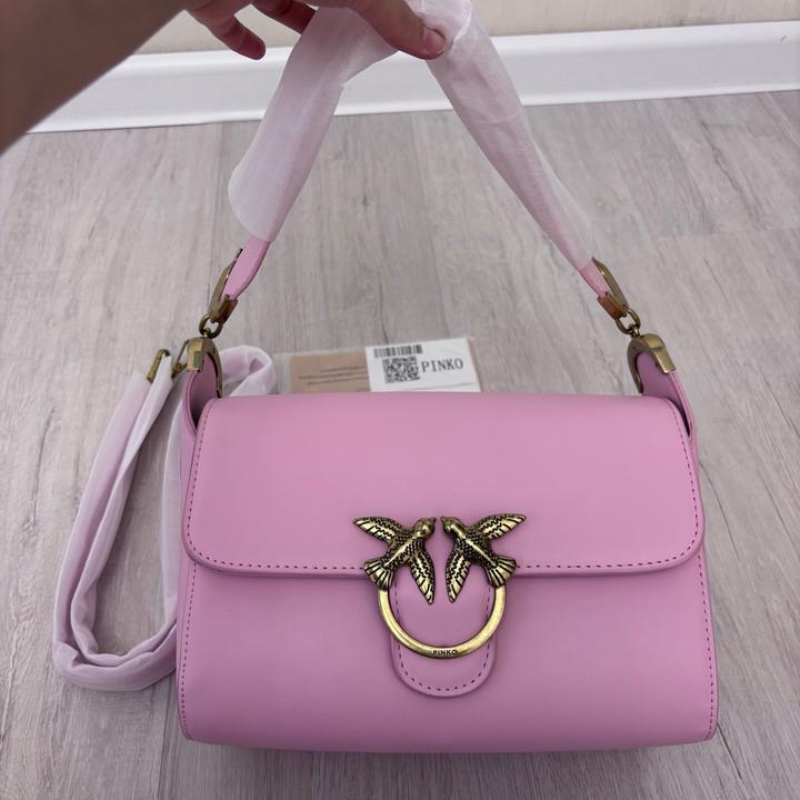 Розовая сумка Pinko с золотой фурнитурой