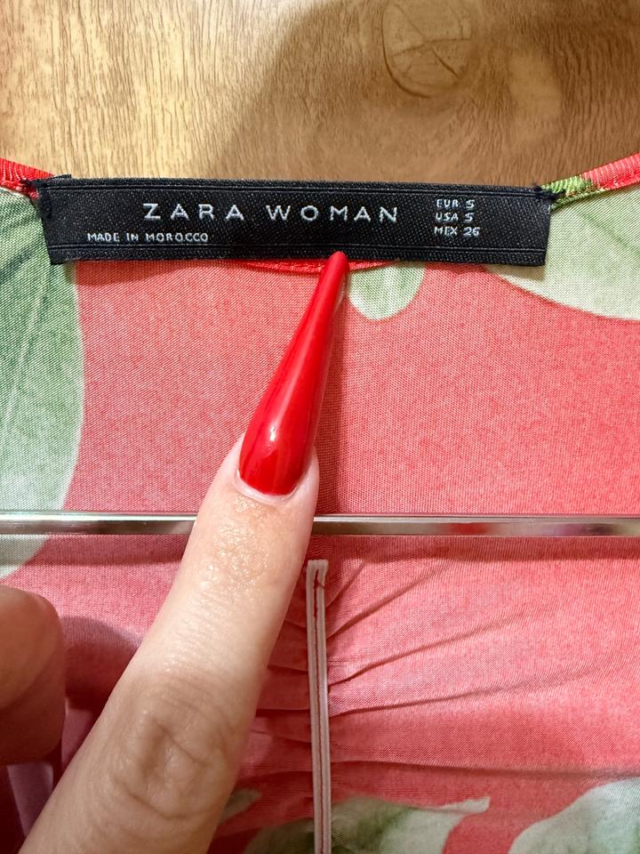 Платье Zara с драпировкой и тропическим принтом