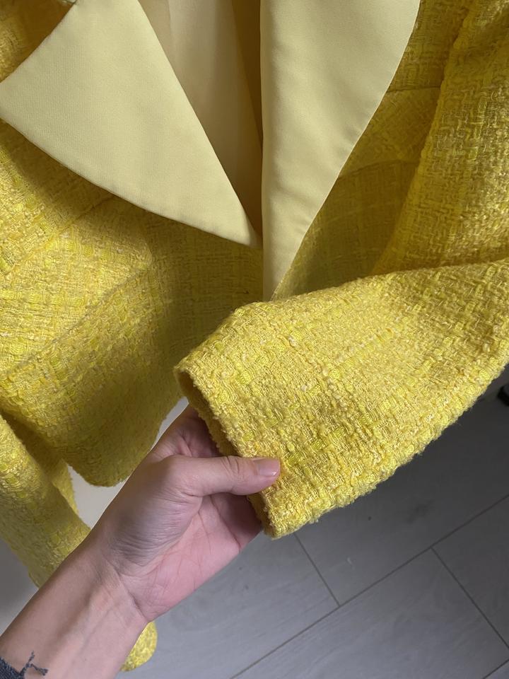 яркий пиджак с плечиками