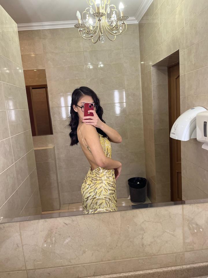 Желтое платье со стразами с открытой спиной