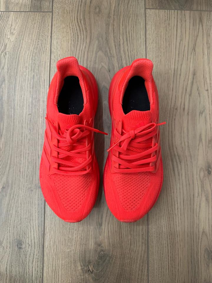 красные кроссовки Adidas