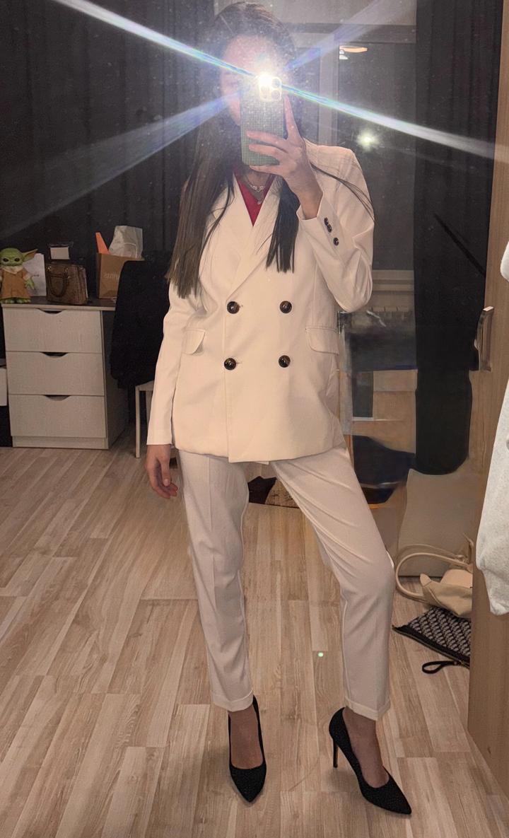 Белый брючный костюм