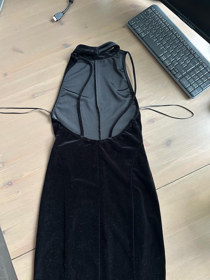 Черное платье вельветовое BERSHKA