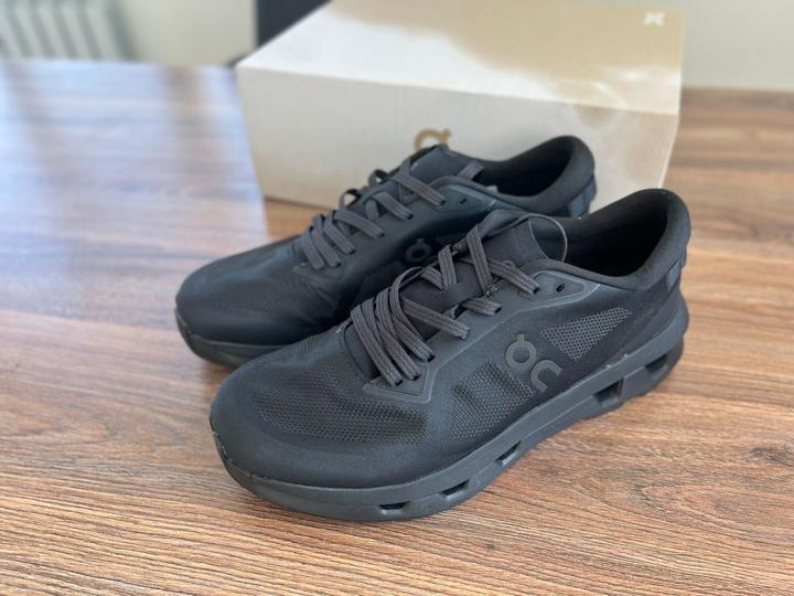 Продам мужские кроссовки On Cloudzone