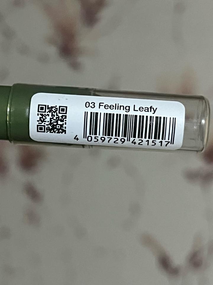 Тени для век в карандаше Essence Blend & line