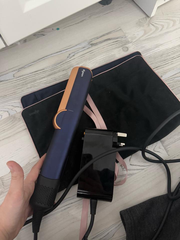 Dyson Airstrait Официальный Dyson Store Абу-Даби