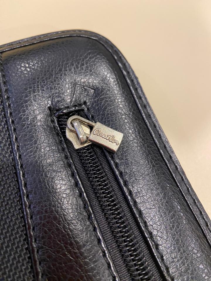 Папка для документов с двумя основными отделениями.